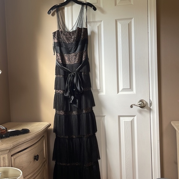 BCBG MAXAZRIA black lace gown - Picture 8 of 8